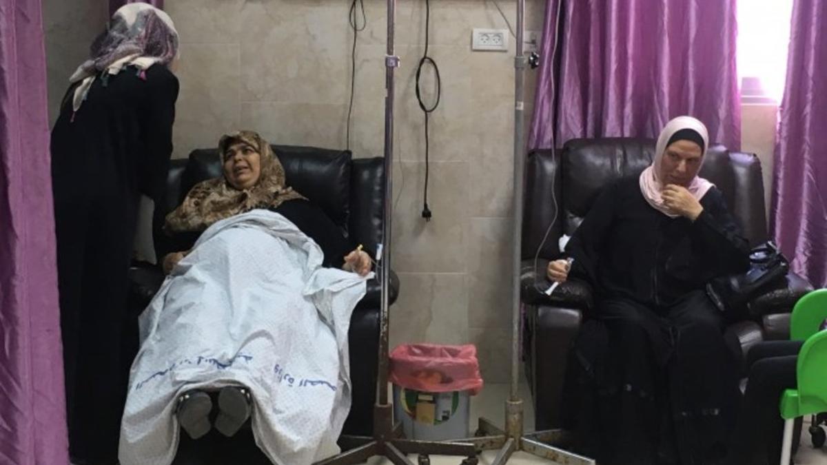Dos mujeres de gaza recibiendo tratamiento