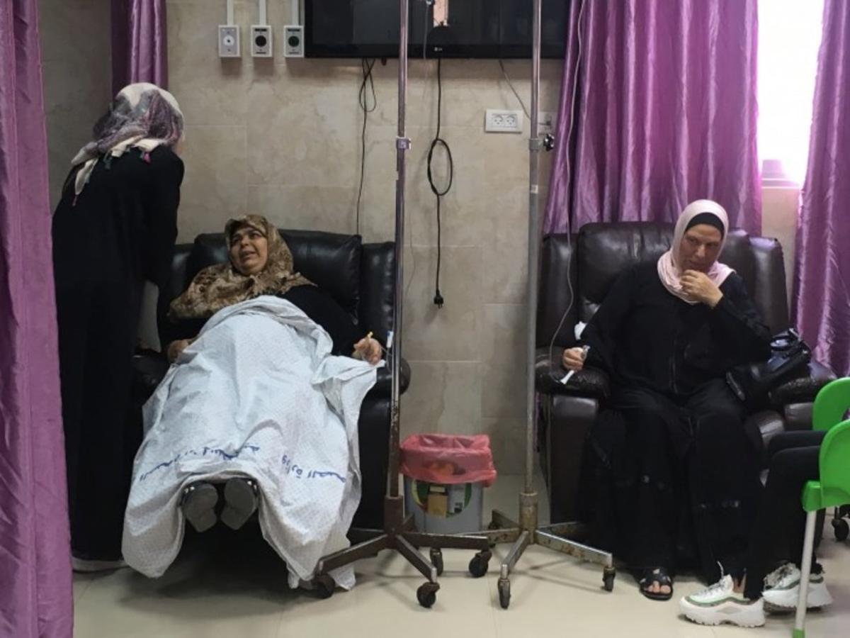Dos mujeres de gaza recibiendo tratamiento