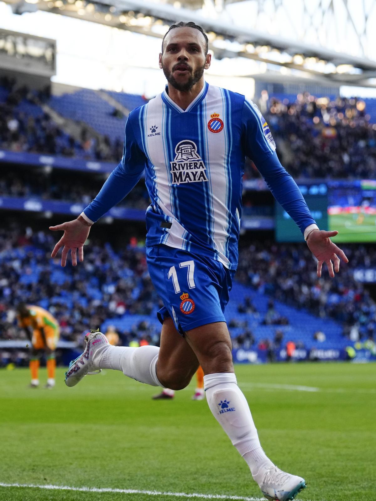 CORNELLÁ-EL PRAT (BARCELONA), 21/01/2023.- El delantero danés del Espanyol Martin Braithwaite celebra el primer gol en el partido de LaLiga que el Espanyol y el Betis disputan este sábado en el RCDE  Stadium. EFE/ Enric Fontcuberta