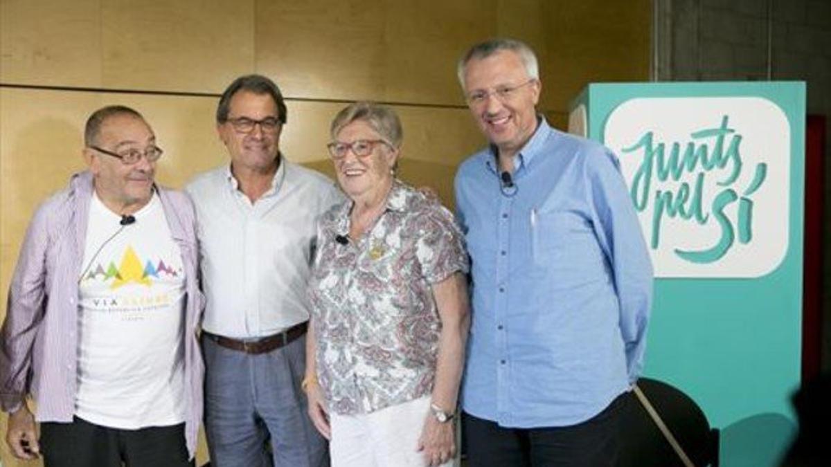 El pare Manel, Artur Mas, Viqui Molins y Josep Maria Forné, ayer, en el acto de Junts pel Sí en Barcelona.