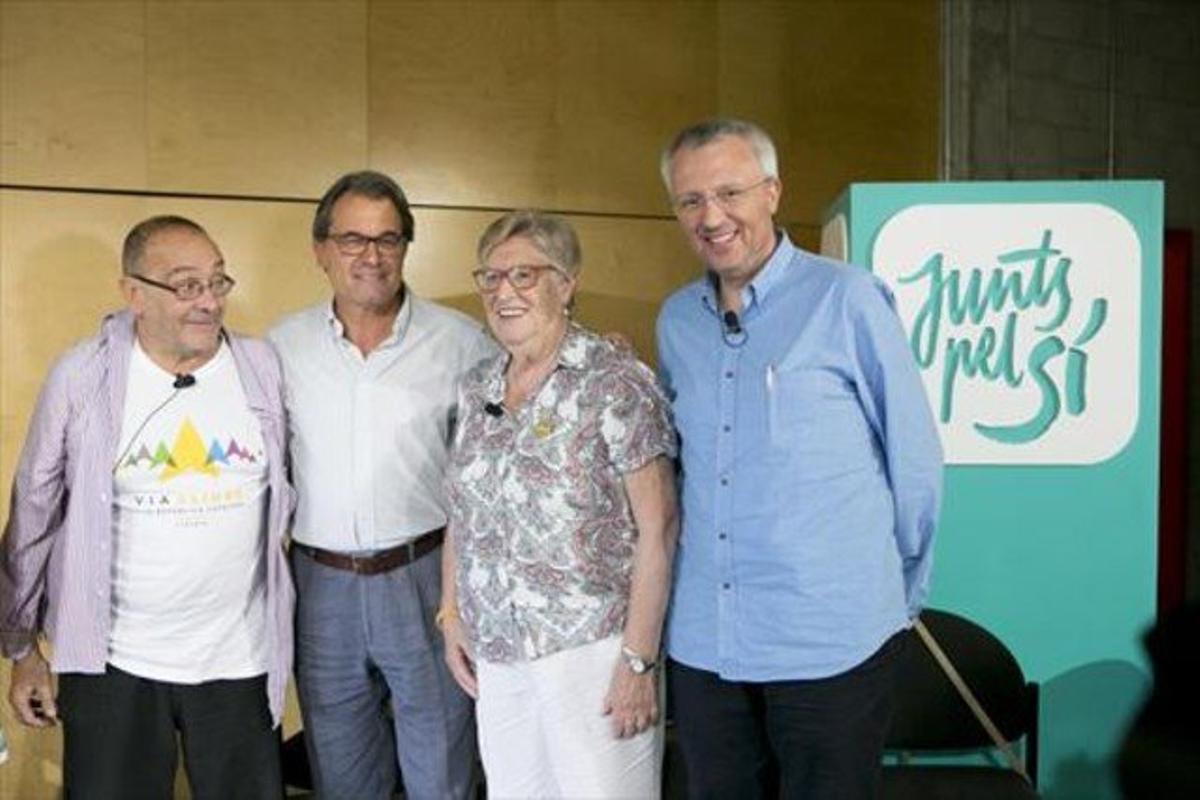 El pare Manel, Artur Mas, Viqui Molins i Josep Maria Forné, ahir, en l’acte de Junts pel Sí a Barcelona.