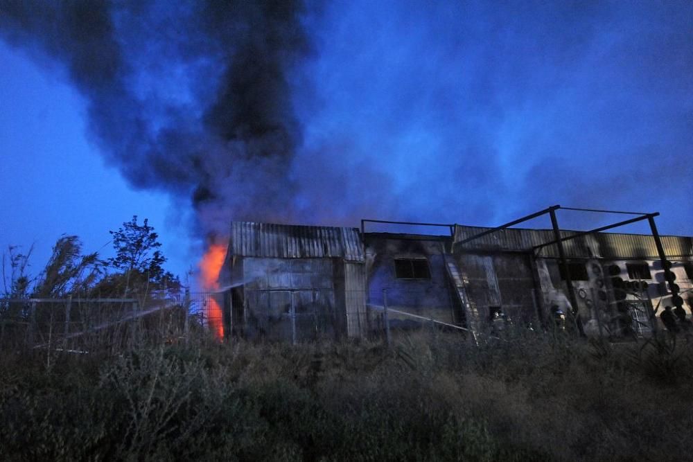 Arde una tienda de neumáticos en Murcia