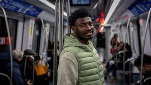 Allidu Adamu, un joven migrante extutelado, en el metro de Barcelona este lunes.