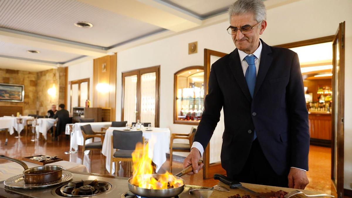 Joan Manté enllestint un plat de gallina de Guinea a la sala del Motel de Figueres.