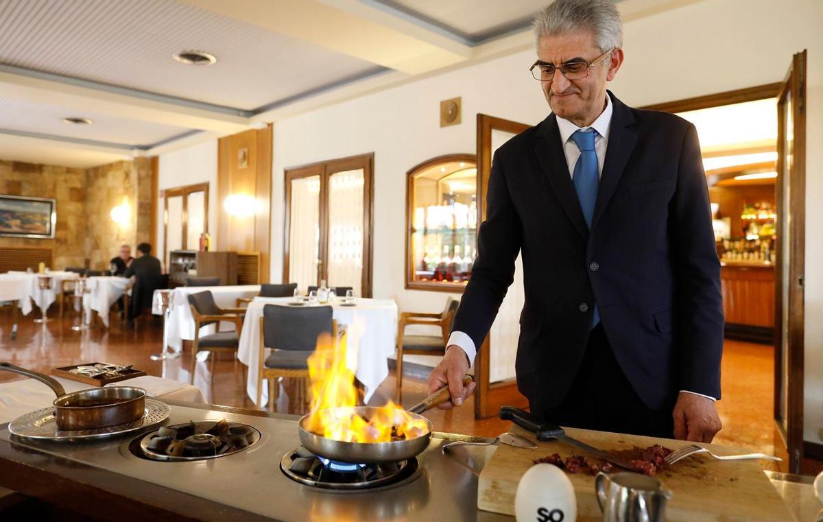 Joan Manté enllestint un plat de gallina de Guinea a la sala del Motel de Figueres.