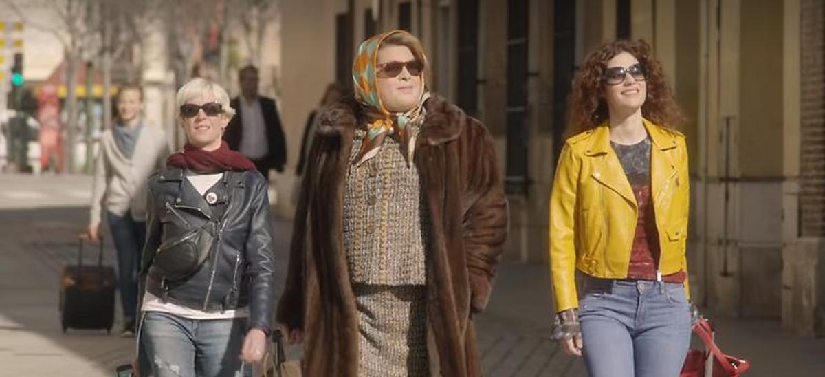 Escena de 'Paquita Salas' recorriendo la Calle Mayor de Alcalá de Henares