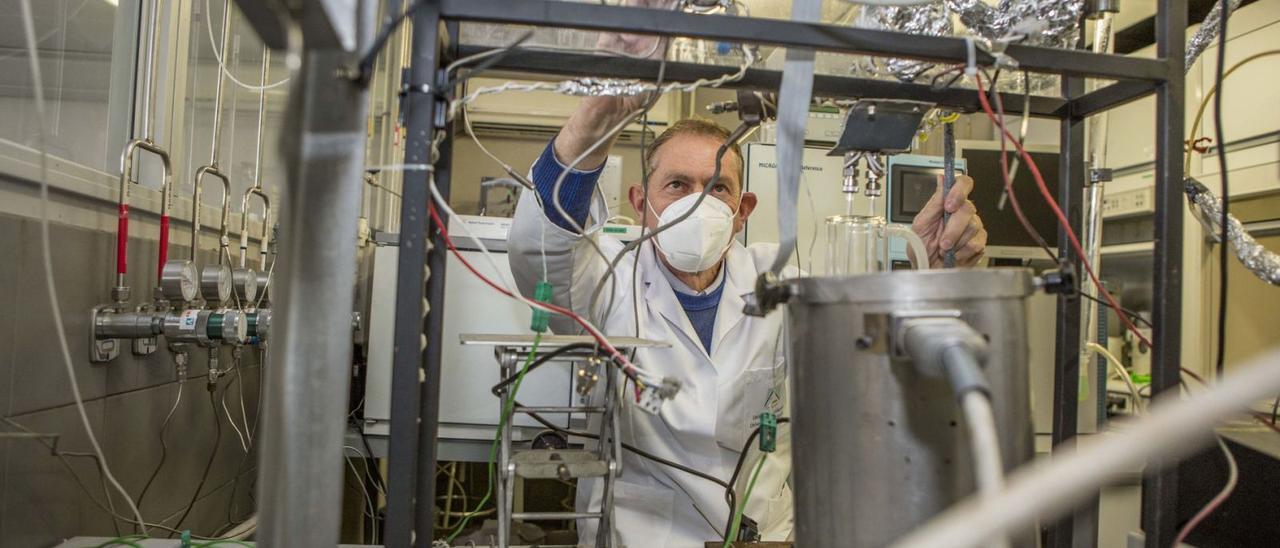 El catedrático de Química Inorgánica, Antonio Sepúlveda, en el laboratorio donde investiga nuevos materiales no contaminantes. |