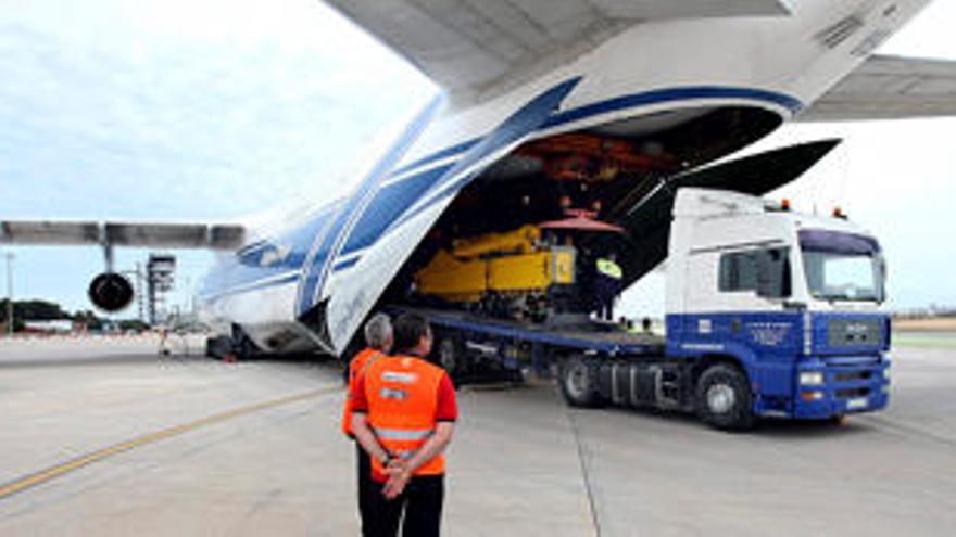 Descarga de maquinaria destinada a un simulacro militar de rescate submarino organizado por la OTAN en aguas cercanas a Cartagena, del avión Antonov An-124, uno de los mayores del mundo, que ha aterrizado hoy en el aeropuerto de El Altet procedente de San Diego (EEUU).