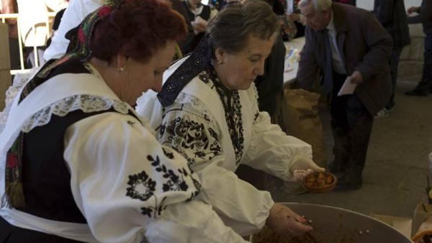 Preparando las reacciones de pulpo en el soportal del Ayuntamiento ayer al mediodía.