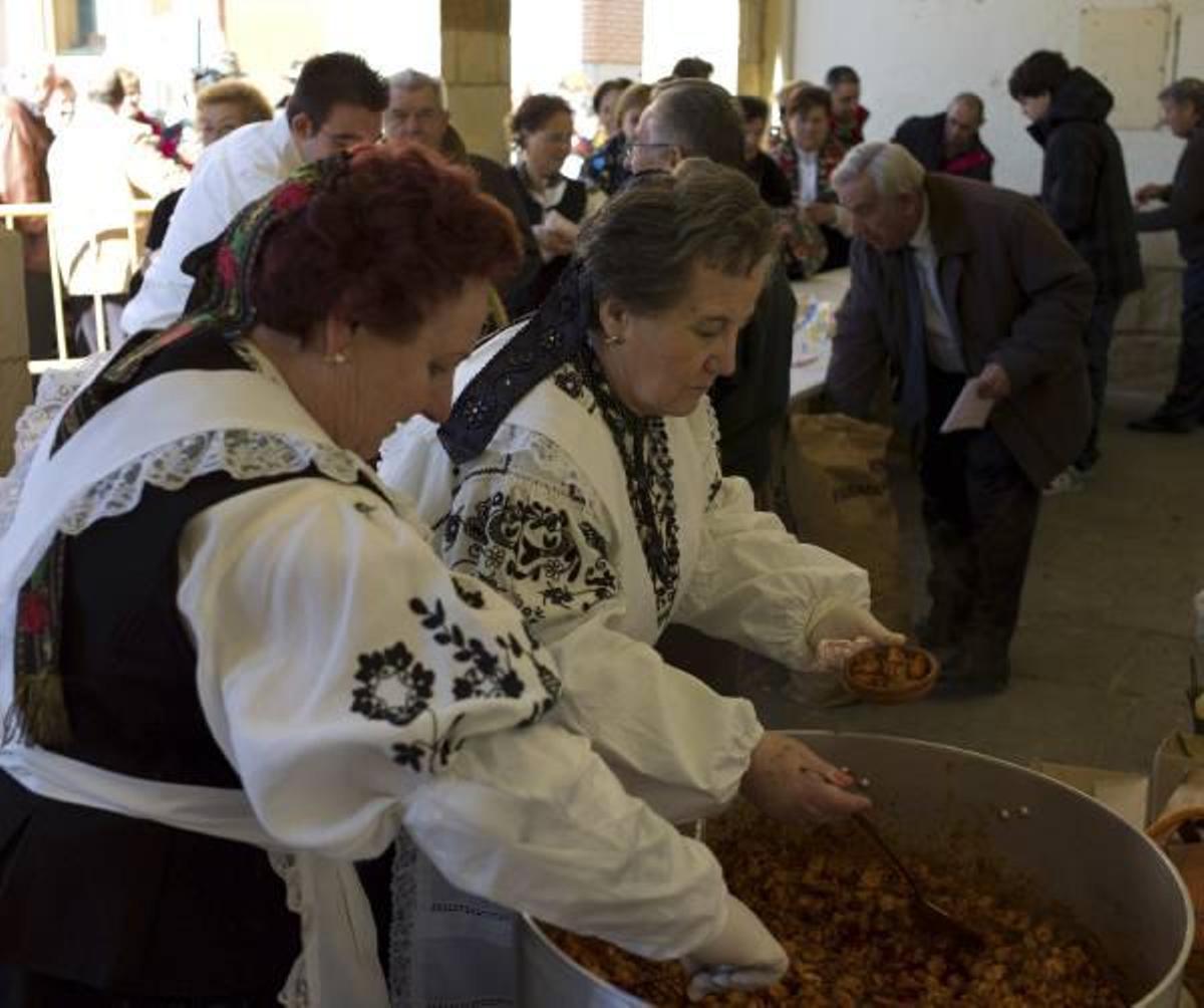 Preparando las reacciones de pulpo en el soportal del Ayuntamiento ayer al mediodía.