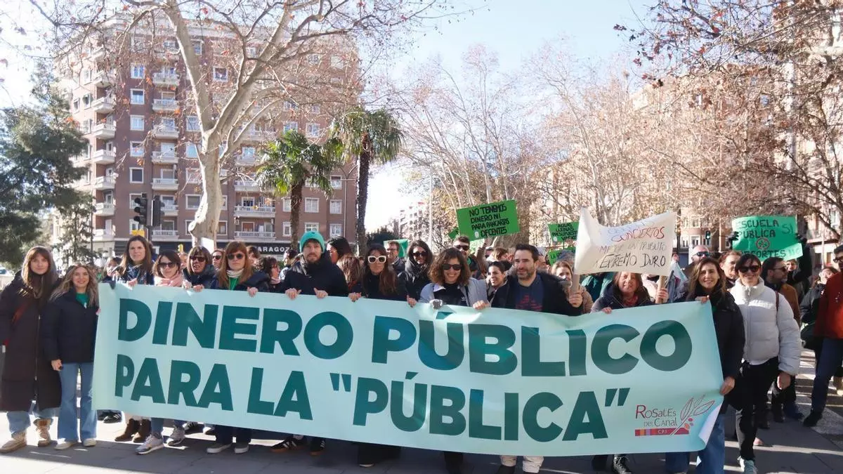 La escuela pública inunda las calles de Zaragoza en el último día de huelga: "Dan dinero a la concertada cuando nosotros estamos sin recursos"
