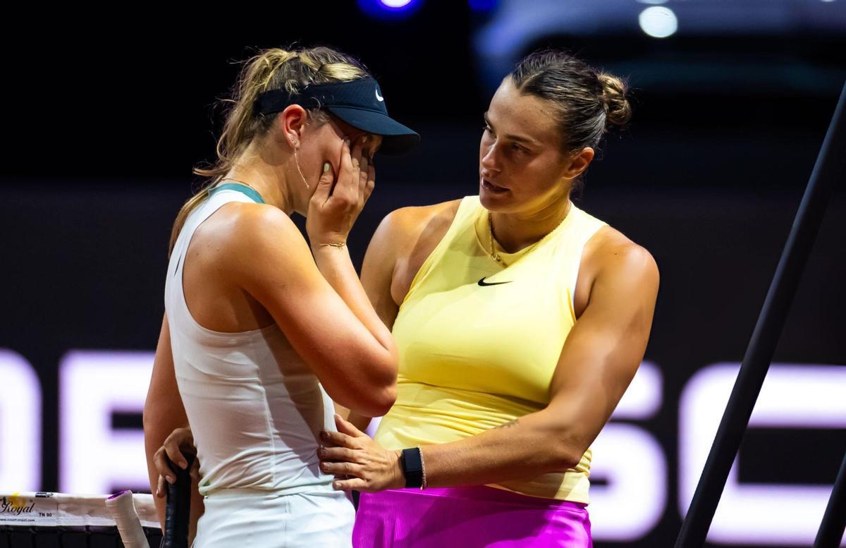 Paula Badosa se derrumba tras el abrazo de Sabalenka