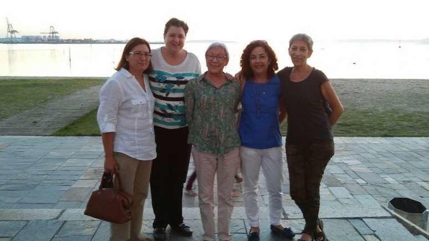 Chus García, en el centro, junto a varias compañeras en Carril. /Cedida