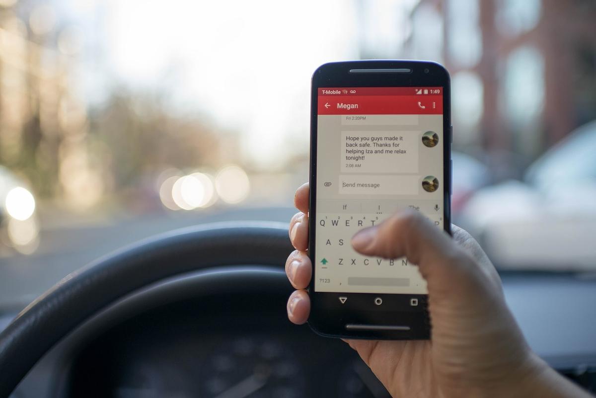 El uso del móvil en el coche mientras se conduce está terminantemente prohibido