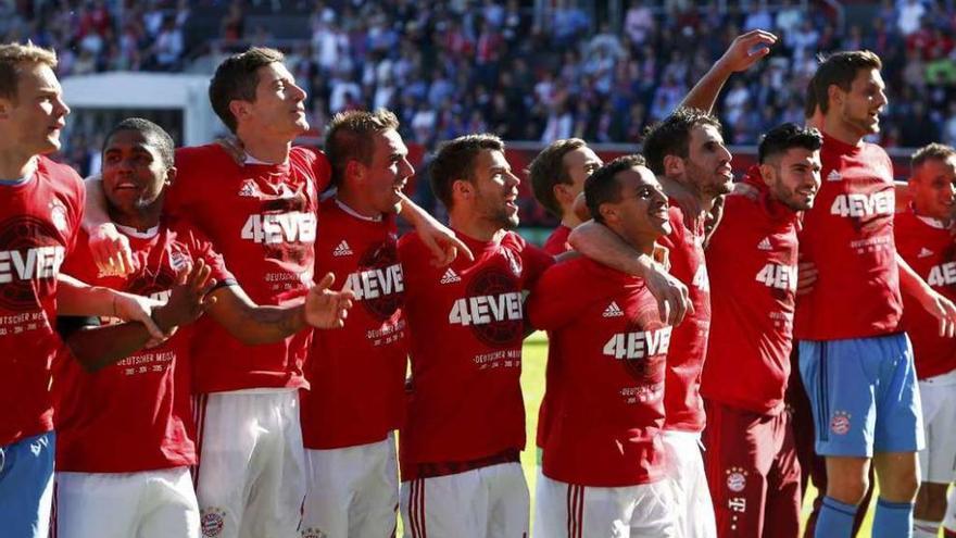 Los futbolistas del Bayern celebran el título en la Bundesliga.