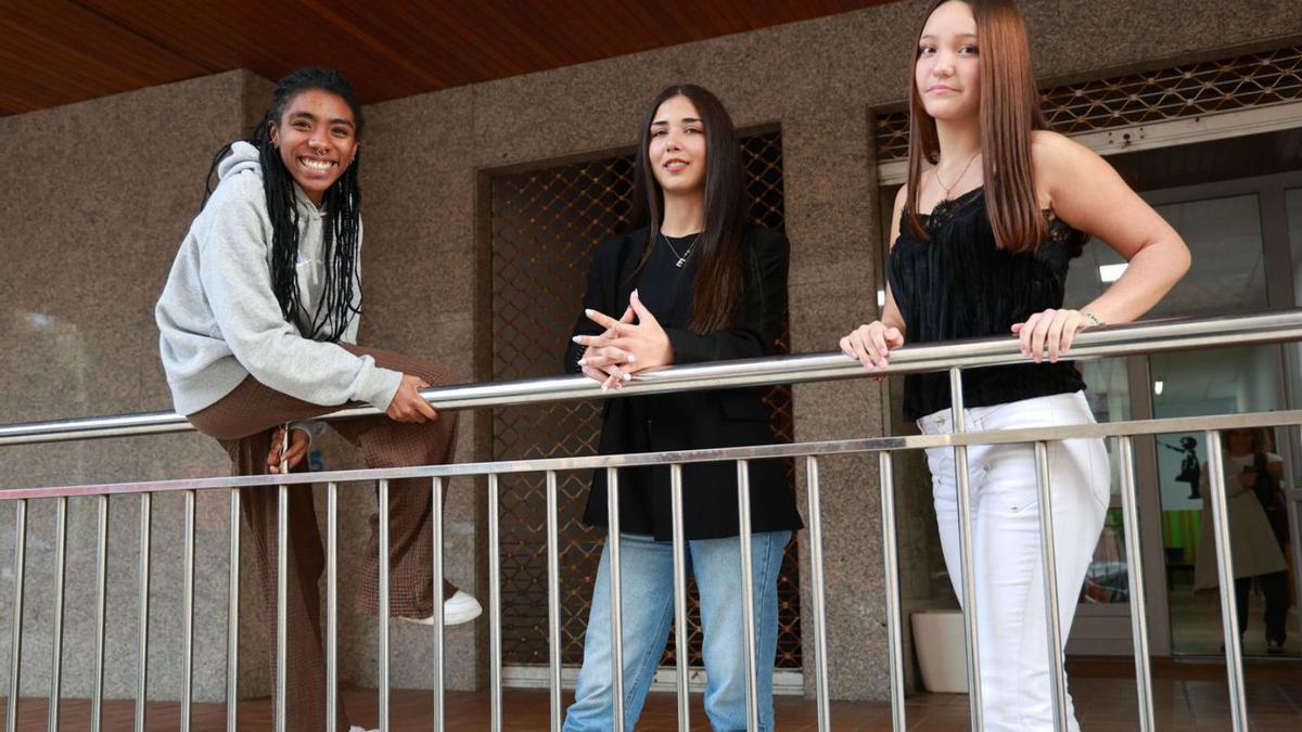 Suri, Laura y Chloe, participantes en el taller fotográfico de «Haters and Lovers» de Alborada.
