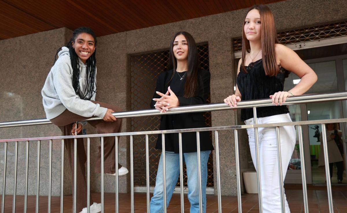 Suri, Laura y Chloe, participantes en el taller fotográfico de «Haters and Lovers» de Alborada.