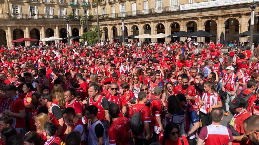 Més de 3.000 aficionats del Baxi omplen els carrers de Bilbao