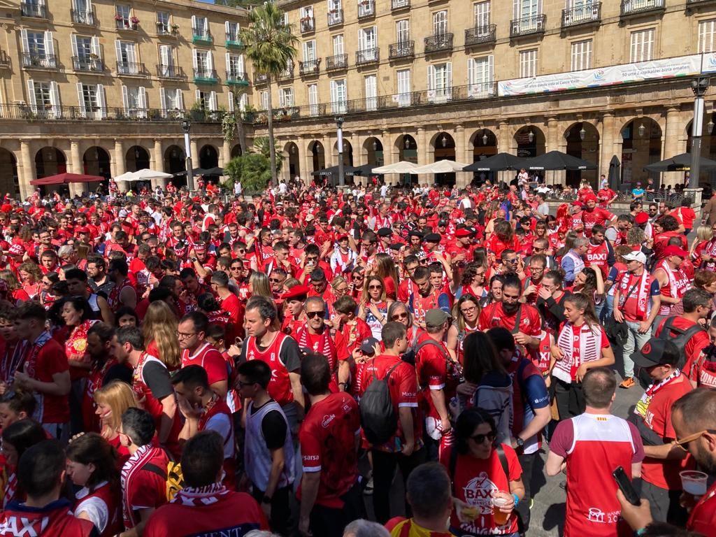 Més de 3.000 aficionats del Baxi omplen els carrers de Bilbao