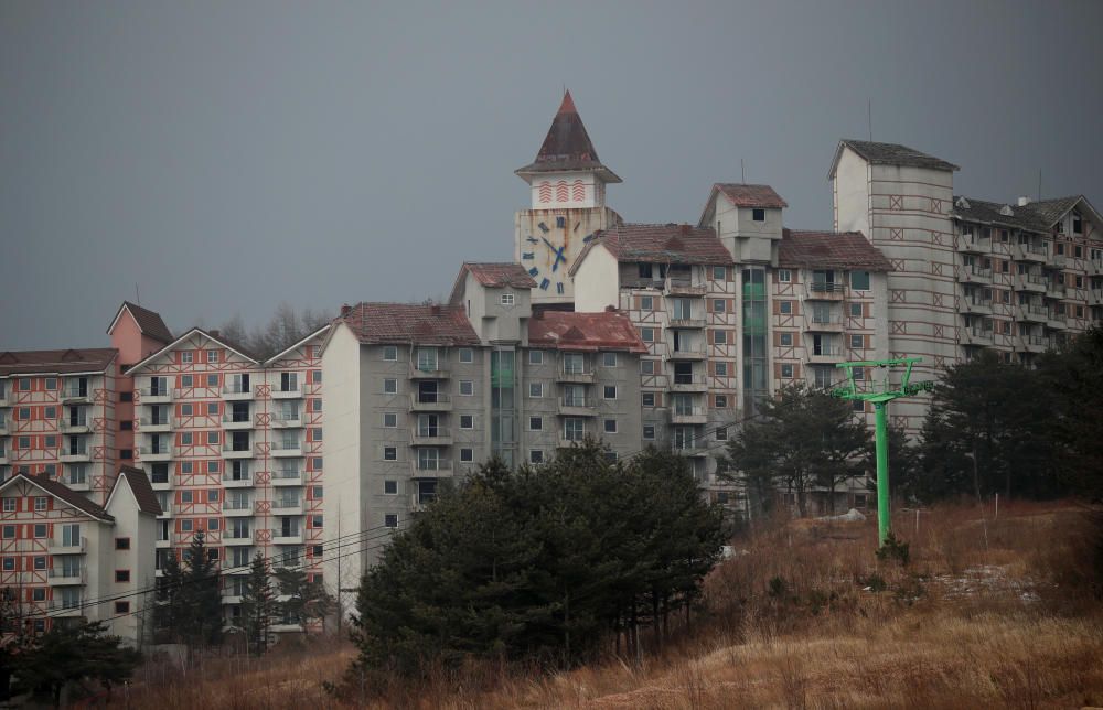 L'aspecte fantasmagògric predomina a les instal·lacions abandonades de l'estació d'esquí Alps Ski Resort, a Corea del Sud, tancat des del 2006.