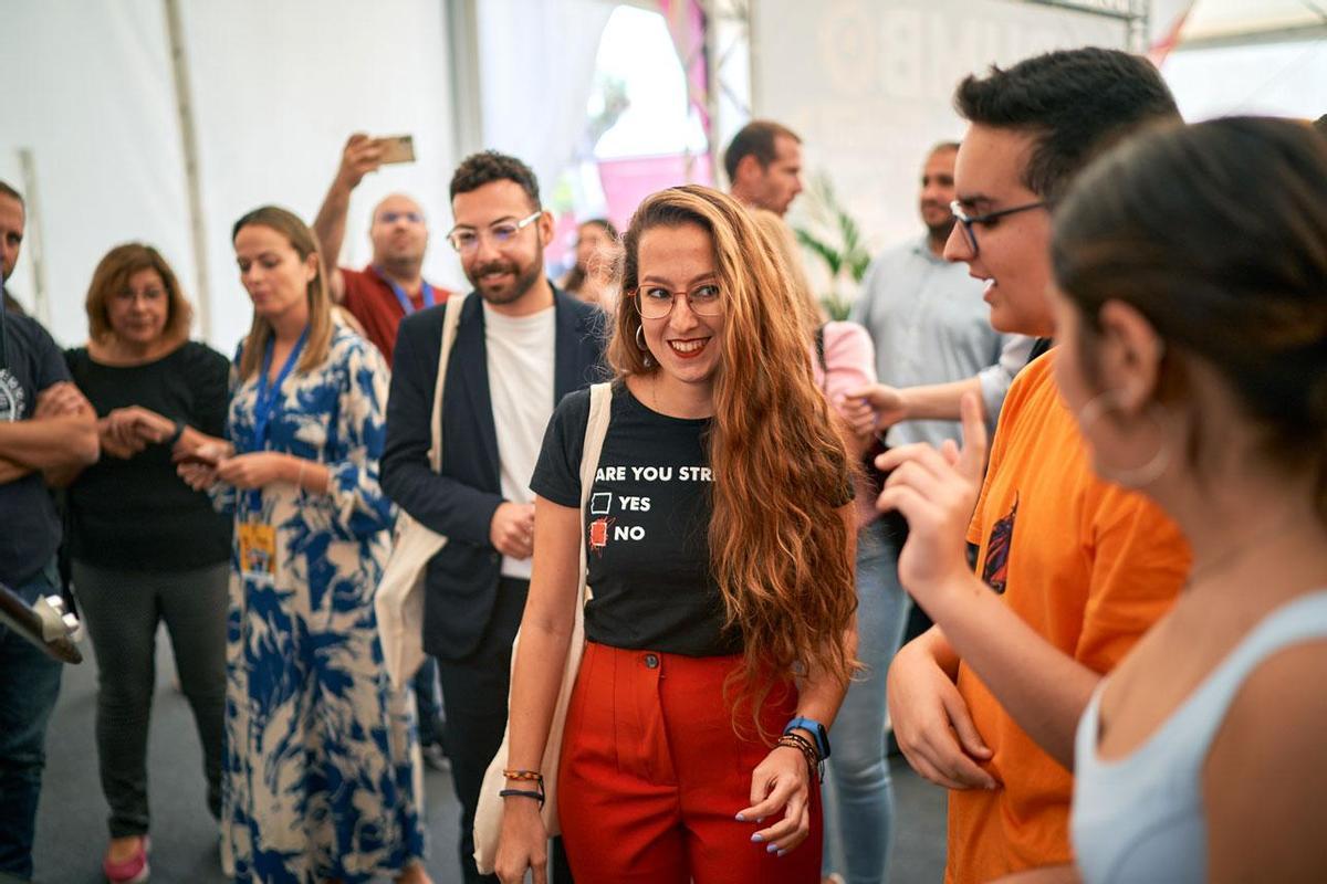 La consejera Olaia Morán dialoga con los jóvenes sobre los conocimientos adquiridos en la Feria de la Juventud.