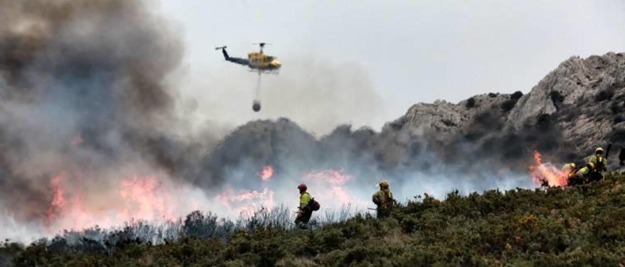 Efectivos tratan de controlar un incendio en el Montgó durante el verano de 2014.