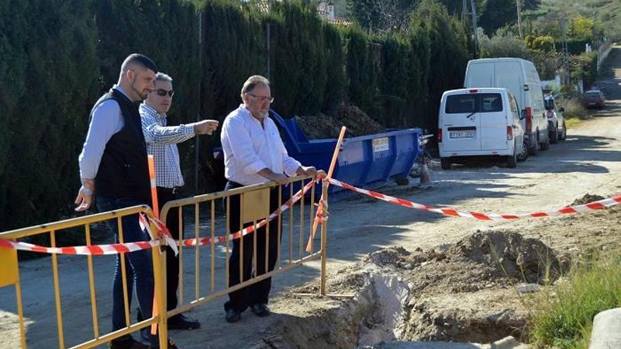 El alcalde de Alhaurín de la Torre, Joaquín Villanova, visita las obras.