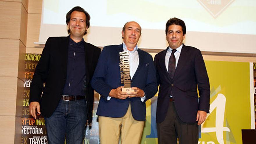 Andrés Orts y Jaime Cortecero, de Astilleros Astondoa, con el premio a la Mejor Trayectoria Empresarial que entregó Carlos Mazón, director de la Cámara de Comercio de Alicante.