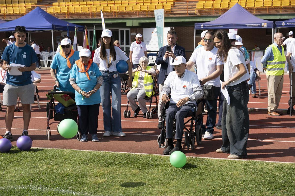 Torneo de la petanca durante las olimpiadas de mayores.