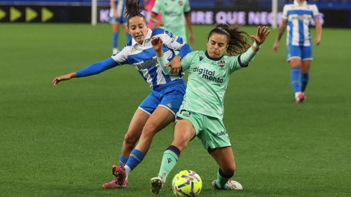 Paula Gutiérrez pugna con una jugadora del Levante esta temporada.