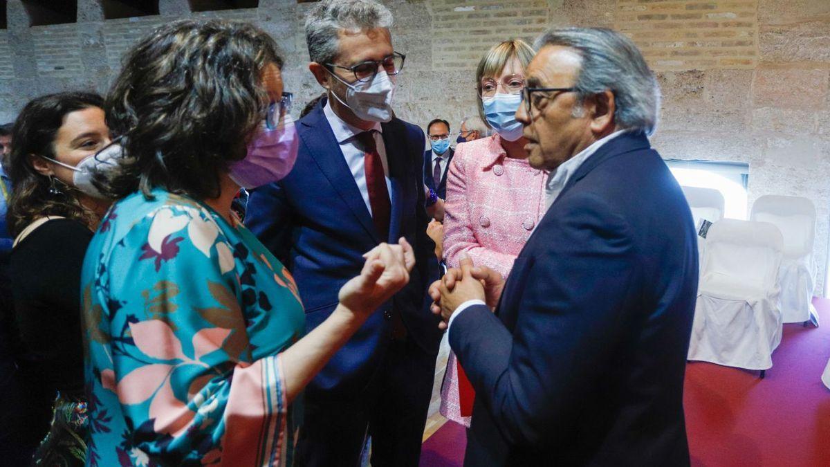 Manolo Mata conversa con Mónica Oltra, Arcadi España y María José Salvador.