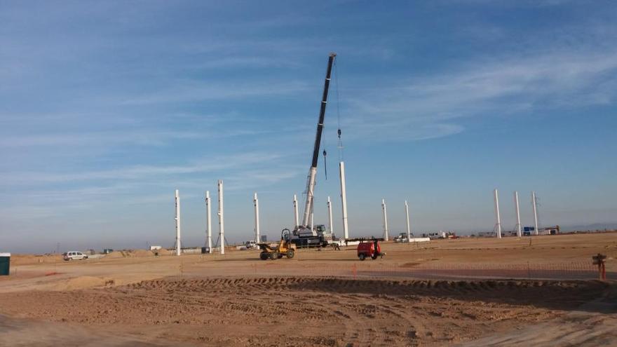 Máquinas trabajando en la construcción de la nueva nave de Amazon.