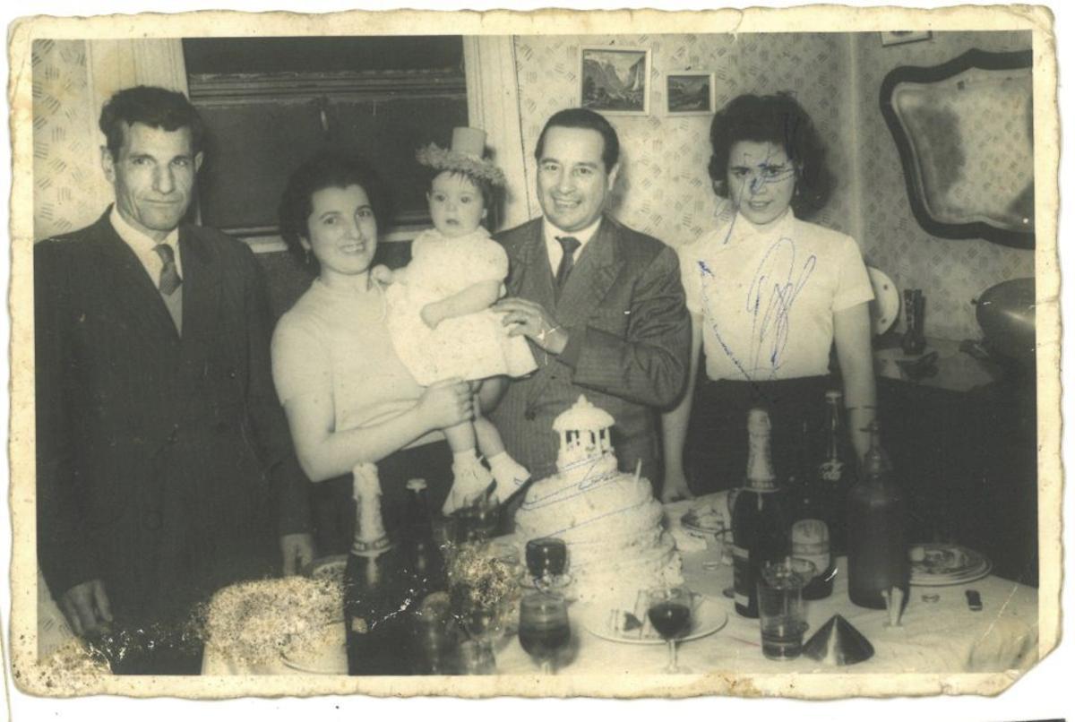 Una imagen del álbum familiar de Carmen Rial Rodríguez, con su hija Susana en brazos, junto a su marido y otros parientes celebrando el primer cumpleaños de la pequeña.