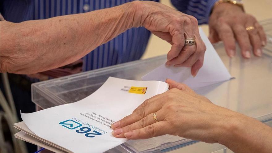 Investigan a una mujer en Melilla que llevaba &quot;gran cantidad de votos&quot; en su coche