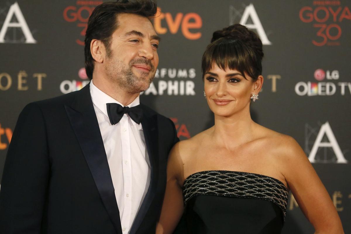 GRA527. MADRID, 06/02/2016.- La actriz Penélope Cruz (i) y su marido, el actor Javier Bardem, a su llegada a la ceremonia de la 30 edición de los Premios Goya, que entrega la Academia de Cine, celebrada esta noche en el Hotel Auditorium de Madrid. EFE/Juanjo Martín GALA DE ENTREGA DE LOS 30 PREMIOS GOYA. 30 GALA DE LOS PREMIOS "GOYA"