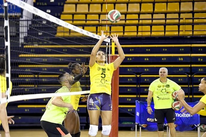 25-02-20 DEPORTES. CENTRO INSULAR DE LOS DEPORTES. LAS PALMAS DE GRAN CANARIA. Entrenamiento y foto de grupo del equipo femenino de volleyball IBSA 7 Palmas.    Fotos: Juan Castro.  | 25/02/2020 | Fotógrafo: Juan Carlos Castro