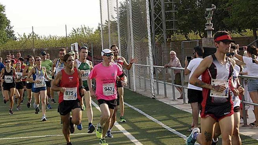 Salida de la carrera, en el campo de fútbol de Sant Jordi.