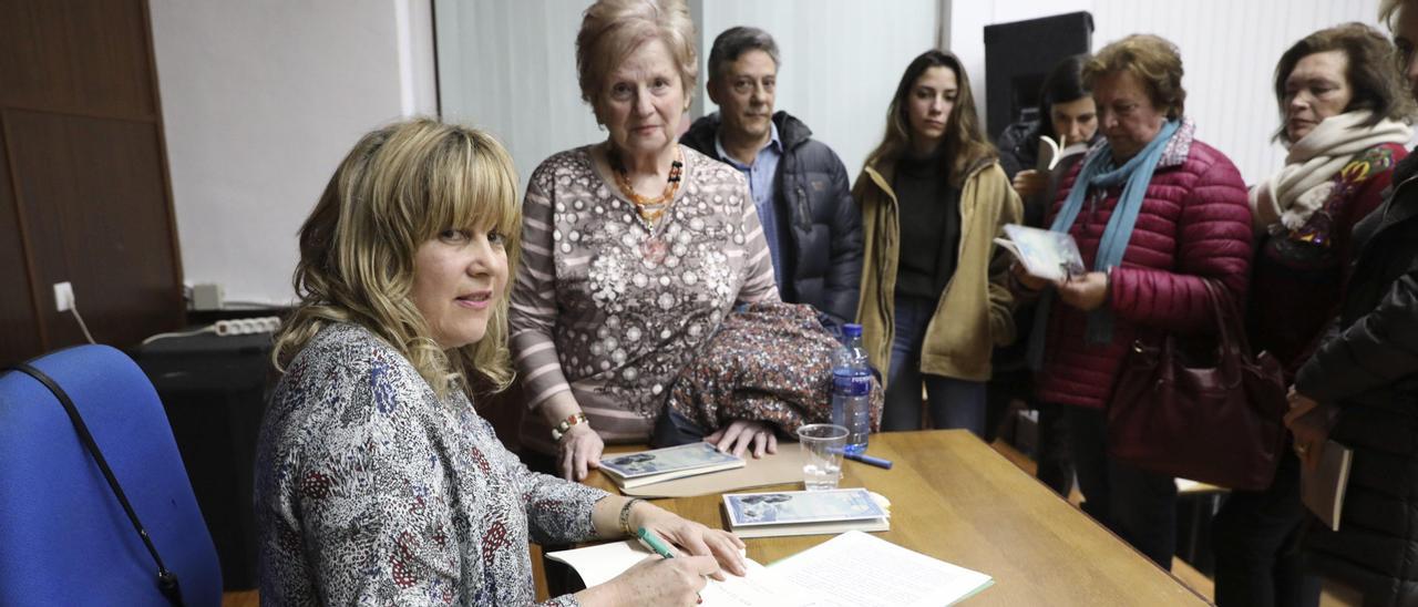 Carmen Nuevo, en la firma de “Encina y el mar y treinta artículos poéticos”, el pasado año, en Salinas. | Ricardo Solís