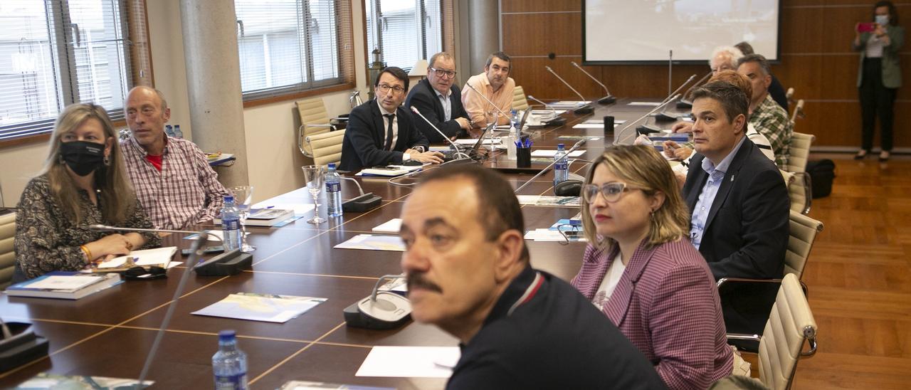 José Ramón Muñoz-Calero, tercero por la izquierda, junto a Santiago Rodríguez Vega, durante la presentación del plan de expansión a los grupos municipales.