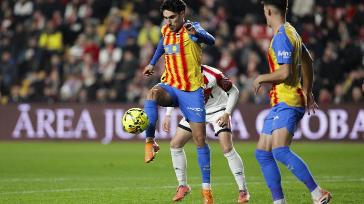 André Almeida controla la pelota en el partido del lunes en Vallecas