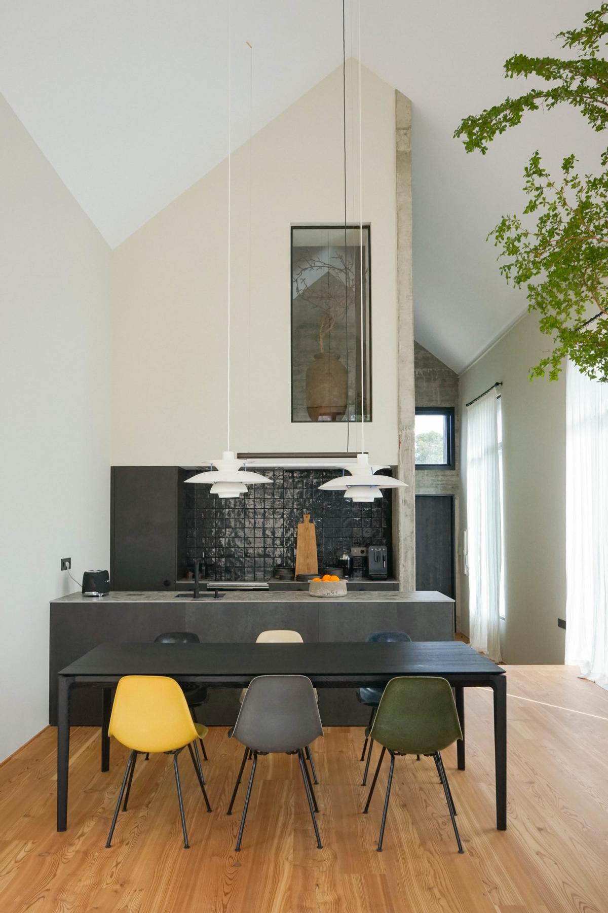 La cocina de esta casa de diseño en Oleiros.