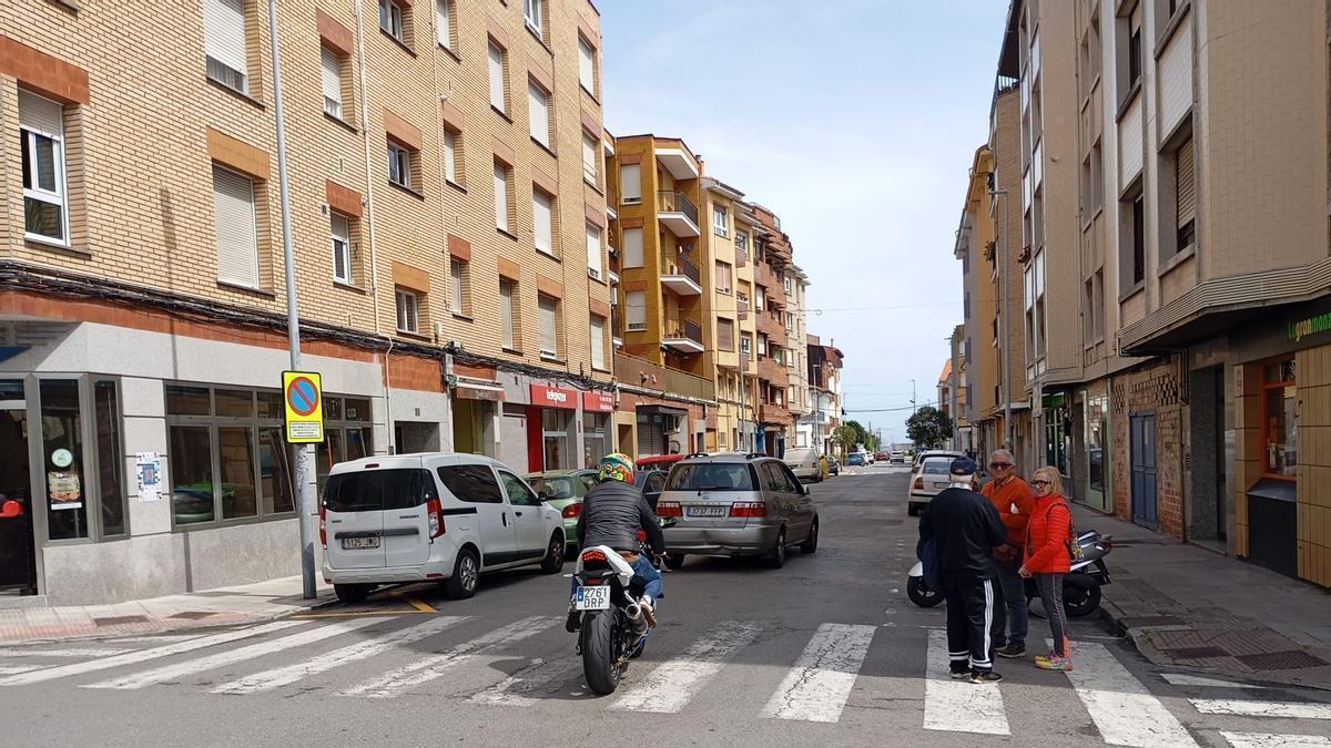En imágenes: Algunos participantes en la encuesta sobre la implantación de la zona azul en Luanco