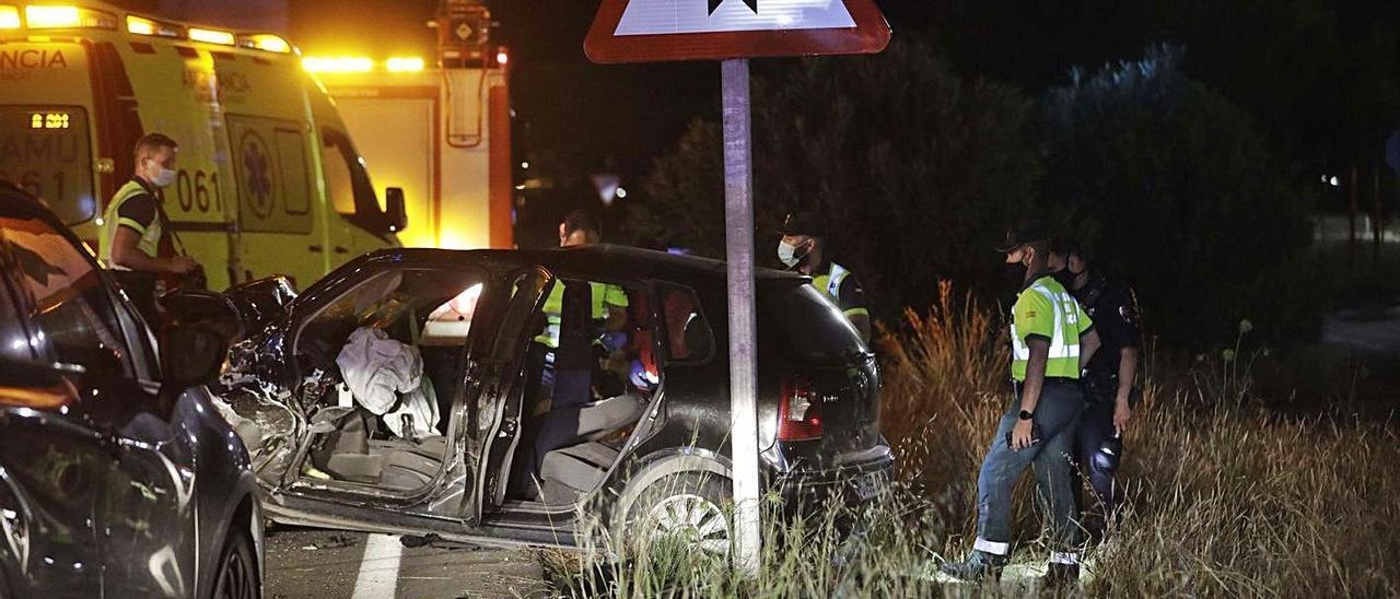 Estado en el que quedó el coche que chocó con la moto de los dos jóvenes fallecidos.