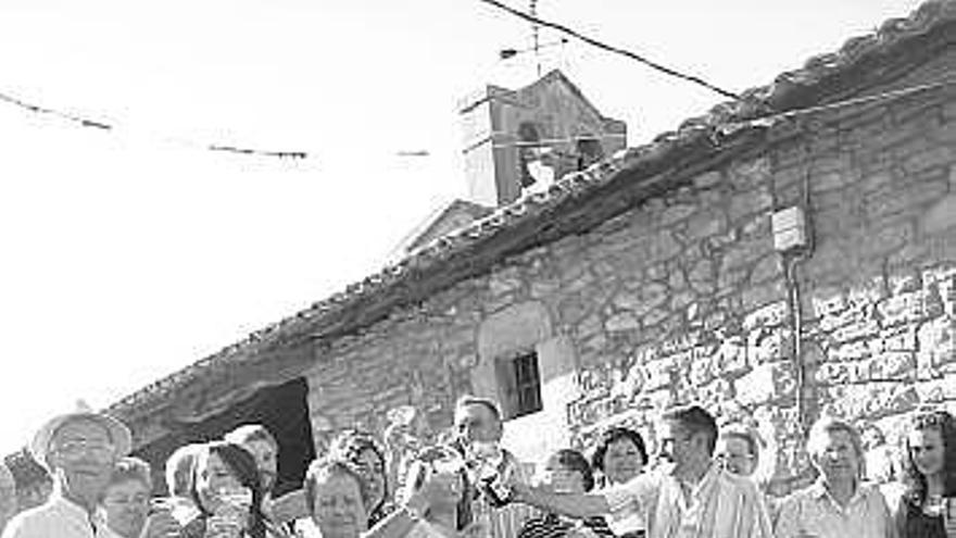 Los vecinos de Rubiano, ayer, durante la celebración del premio.