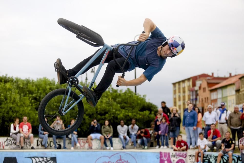 Espectáculo de BMX en el skatepark de Cimadevilla