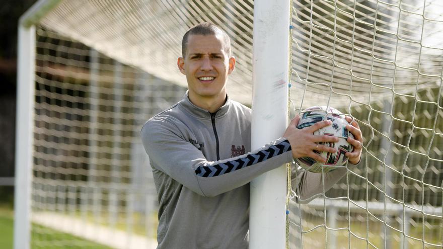 Rufo posando con el balón tras un entrenamiento.