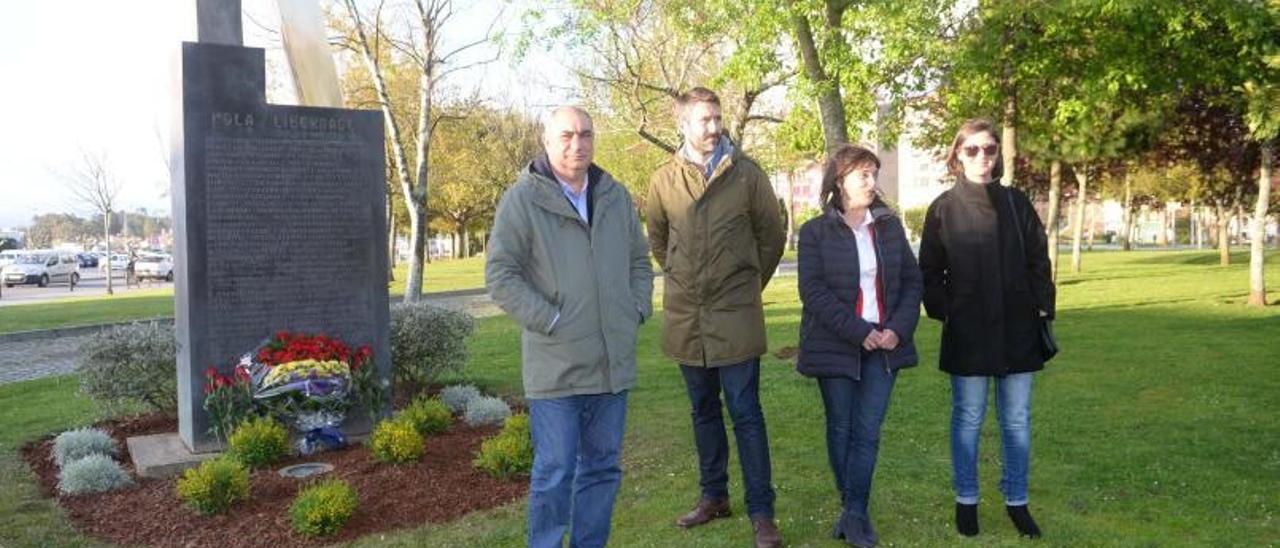 El acto se organiza junto al monumento Rosas Rotas.   | // NOÉ PARGA