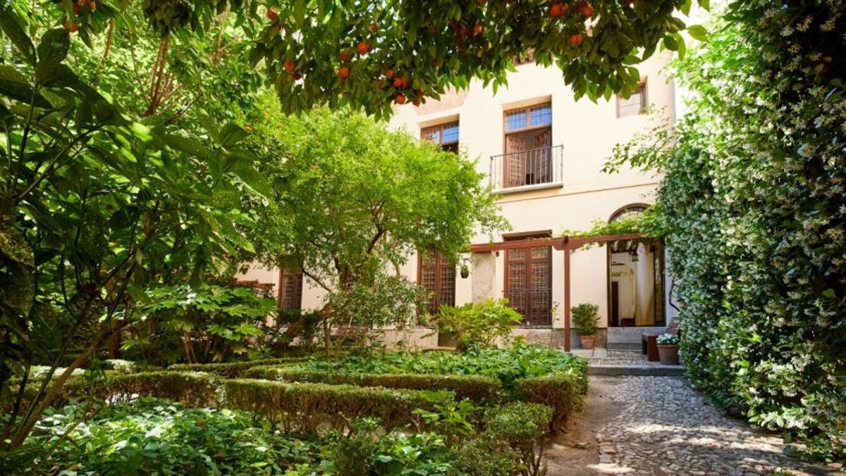 La obra presenta el encuentro entre Isabel y Marcela, dos mujeres que coinciden en el madrileño Convento de las Trinitarias