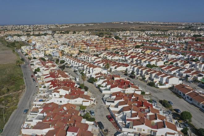 La Torreta III y las urbanizaciones junto a la laguna de Torrevieja, a vista de pájaro