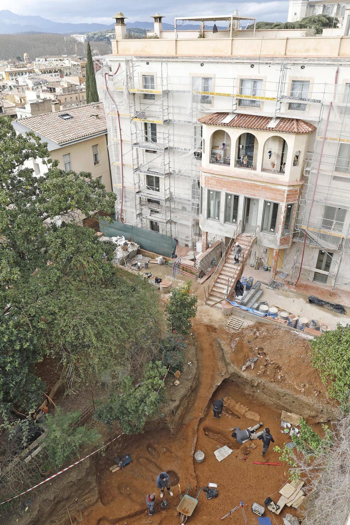Girona. Carrer Portal Nou. Excavacions durant les obres d'una casa. Arqueolegs excavant esquelets. Girona. Carrer Portal Nou. Excavacions durant les obres d'una casa. Arqueolegs excavant esquelets.